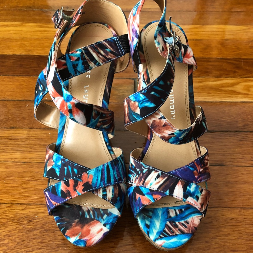 Fun, tropical print 4” wedges. Size 8.5